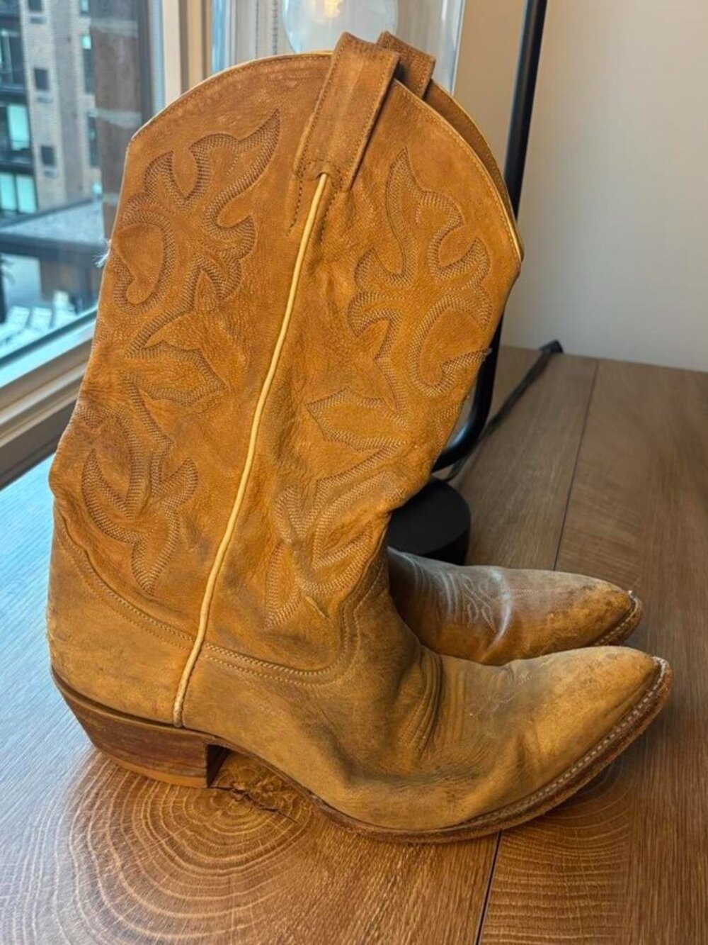 Size US 8.5 Vintage Larry Mahan western boots in beautifully worn tan leather.